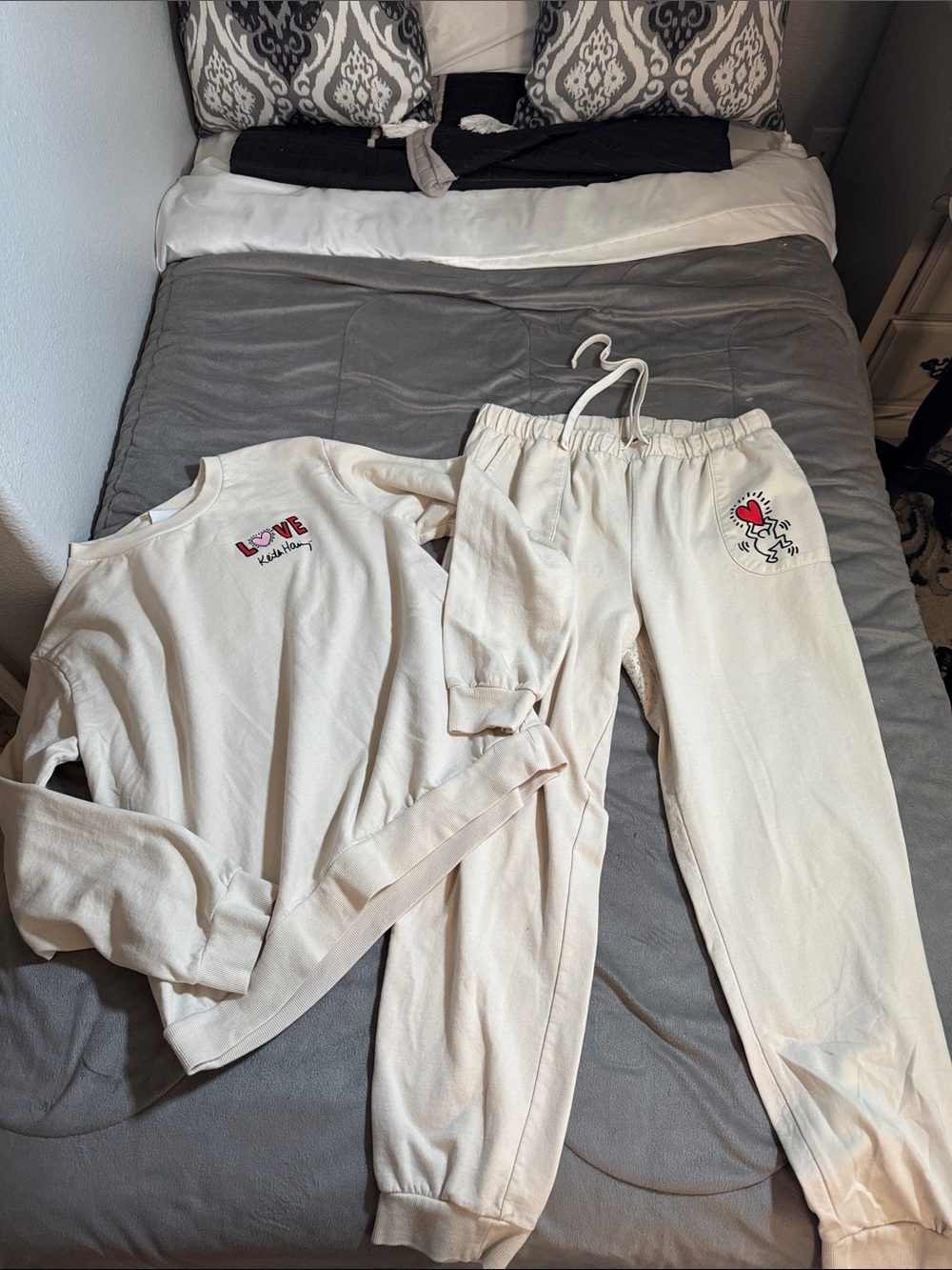 Keith Haring Cream sweatshirt & joggers Set with Heart Graphic Jrs Sz Large